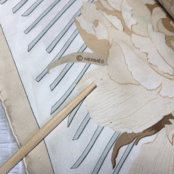 ✨Hermès “Le Piviones” silk scarf✨ - Picture 16 of 16